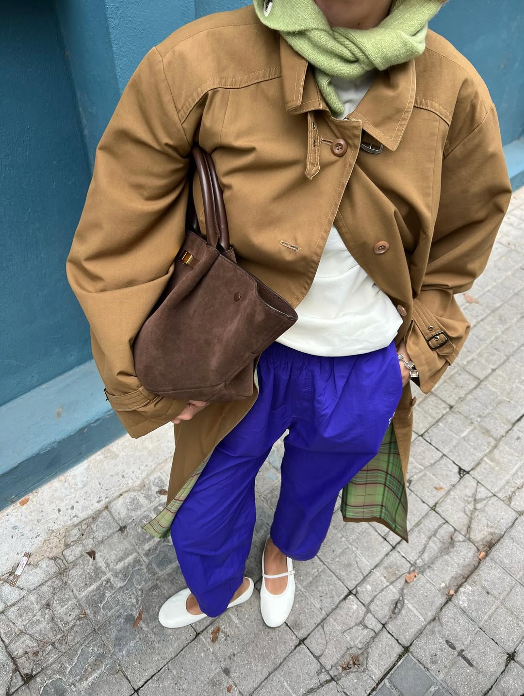 @amalienielsenn wears copenhagen summer outfits blue trousers trench coat