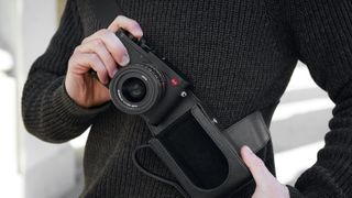 Henkilö pitää kädessään Leica Q2 -kameraa