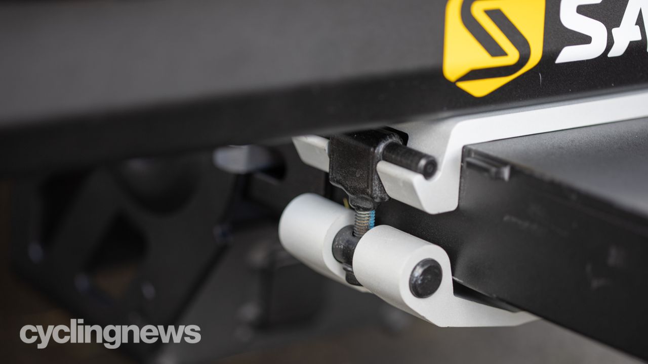 Saris Modular Hitch System (MHS) duo tray latched to base