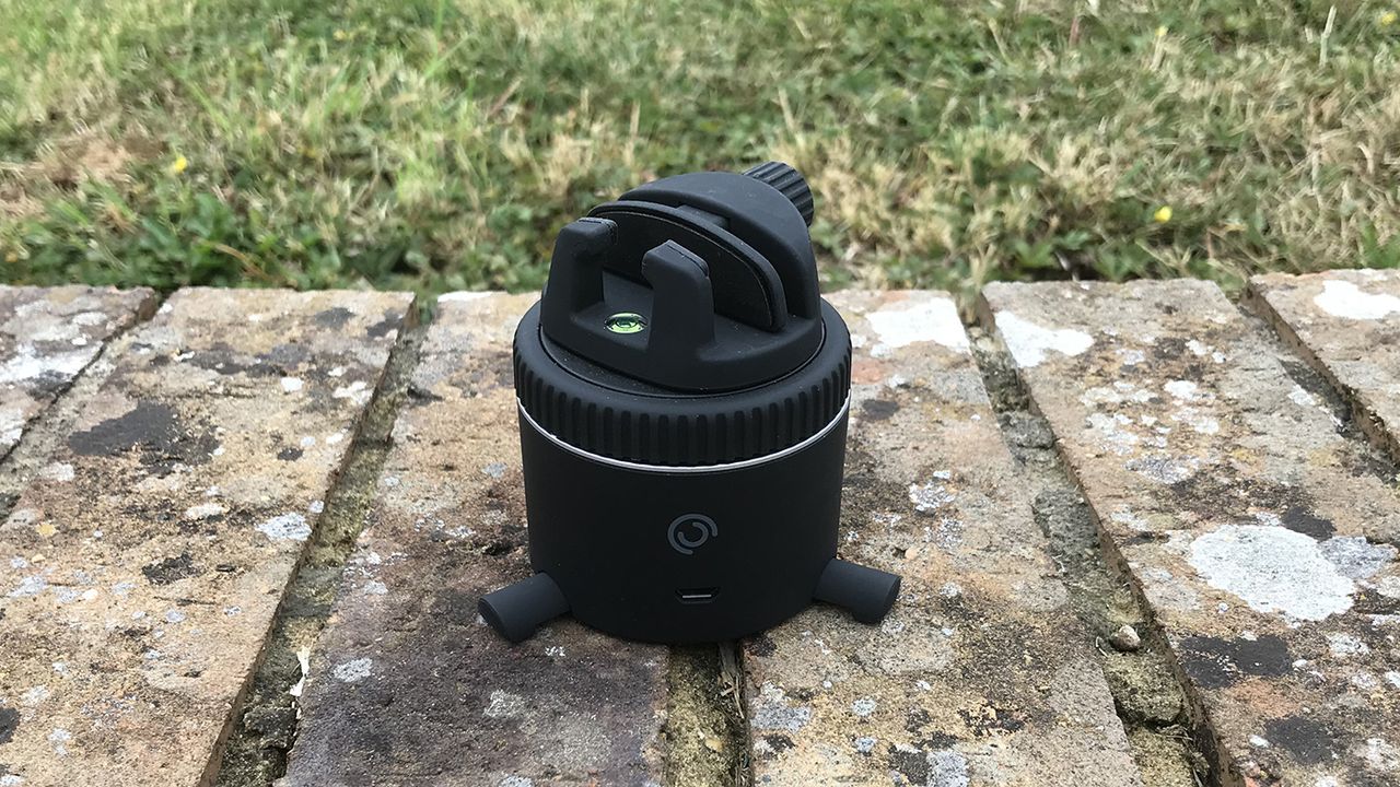 Pivo Pod Active cameraman with feet extended