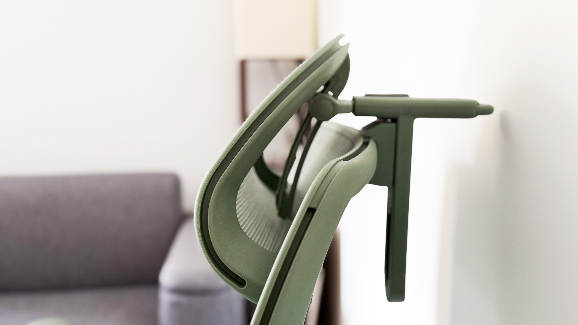 The curvature of the headrest on the ErgoTune Vesby office chair