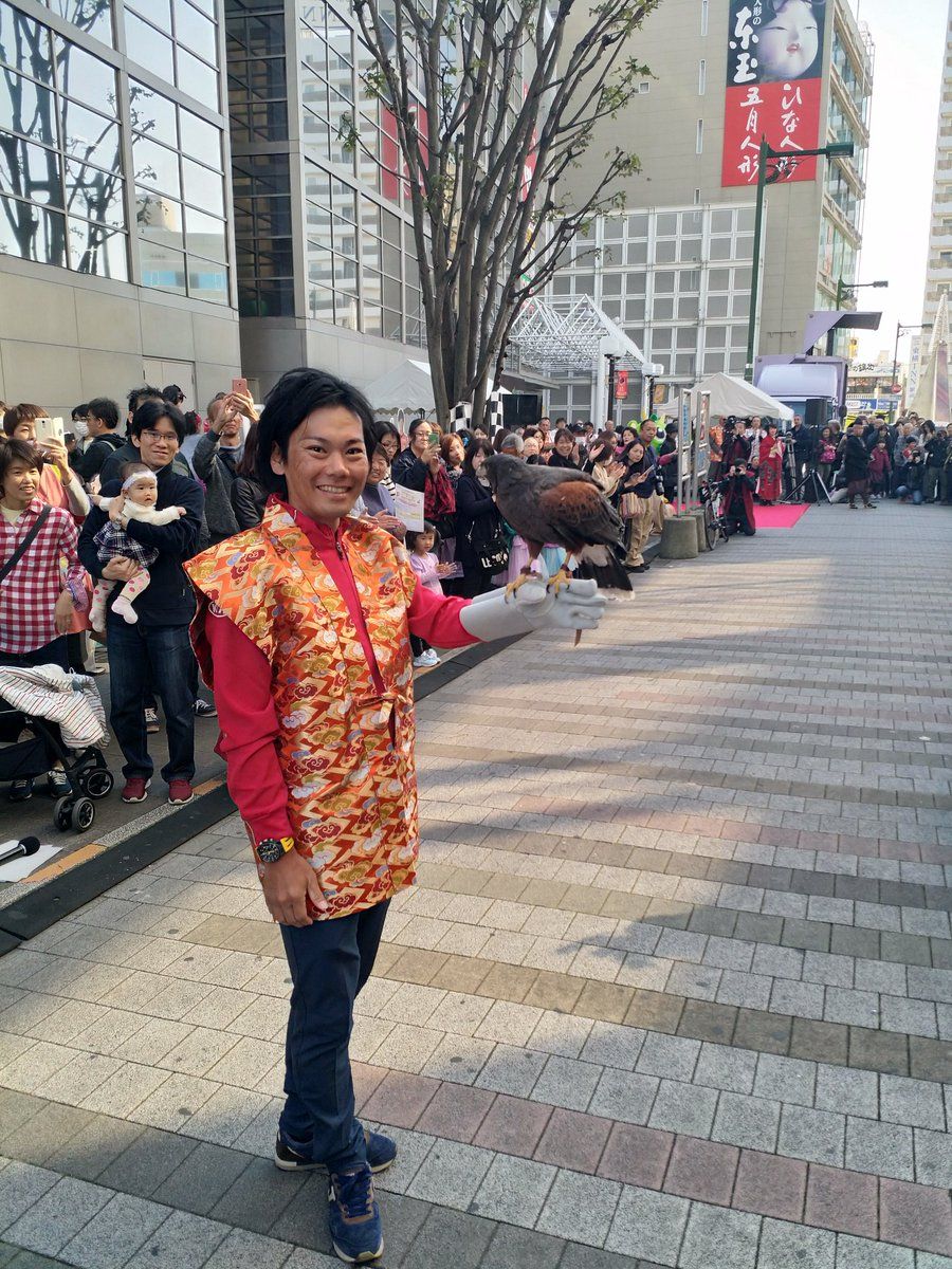 Yukiya Arashiro tries a bit of falconry