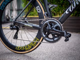 Cavendish uses Shimano's flagship Dura-Ace Di2 groupset with integrated power meter