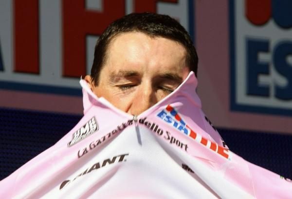 Marco Pinotti slips into the maglia rosa after stage 8 of the 2007 Giro d'Italia.