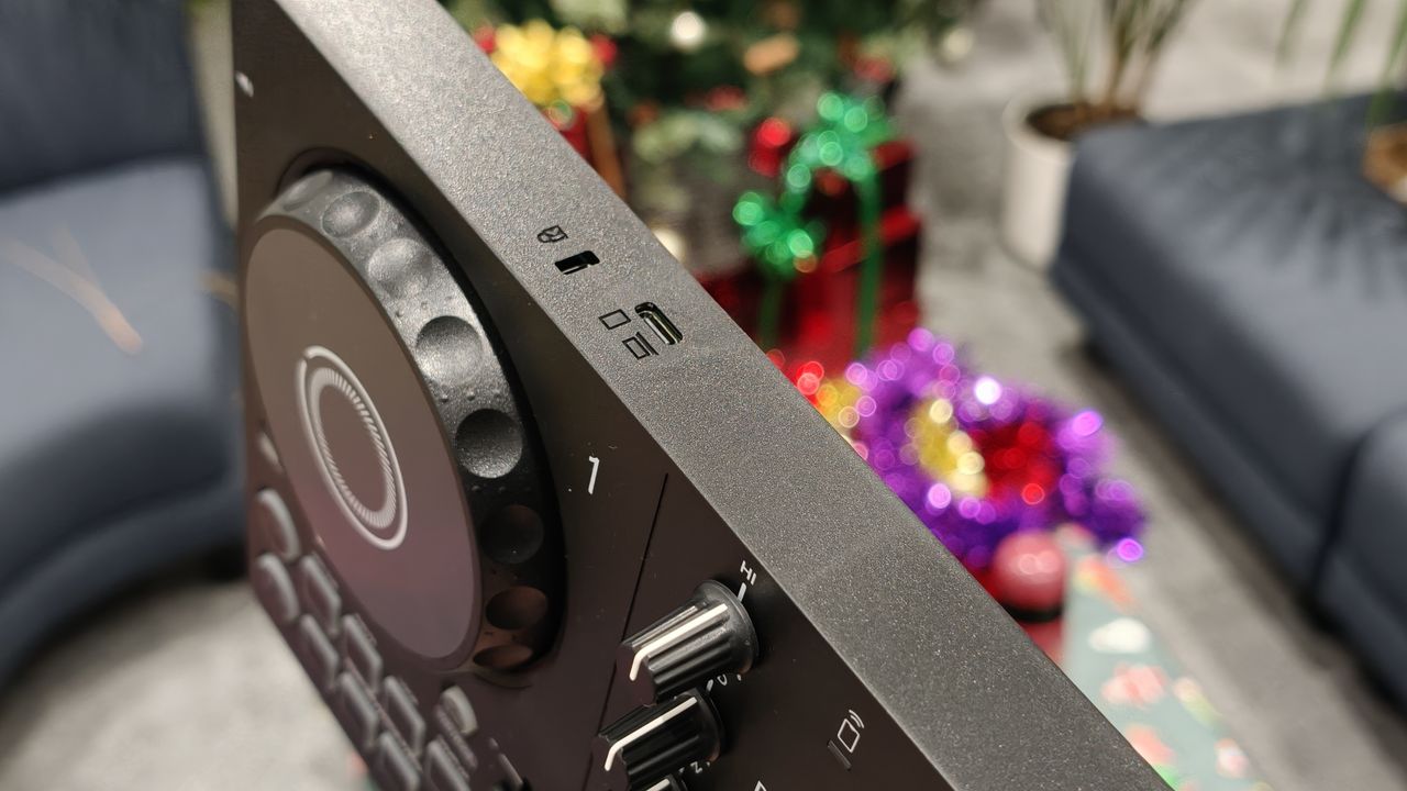 The DDJ-FLX2 USB port