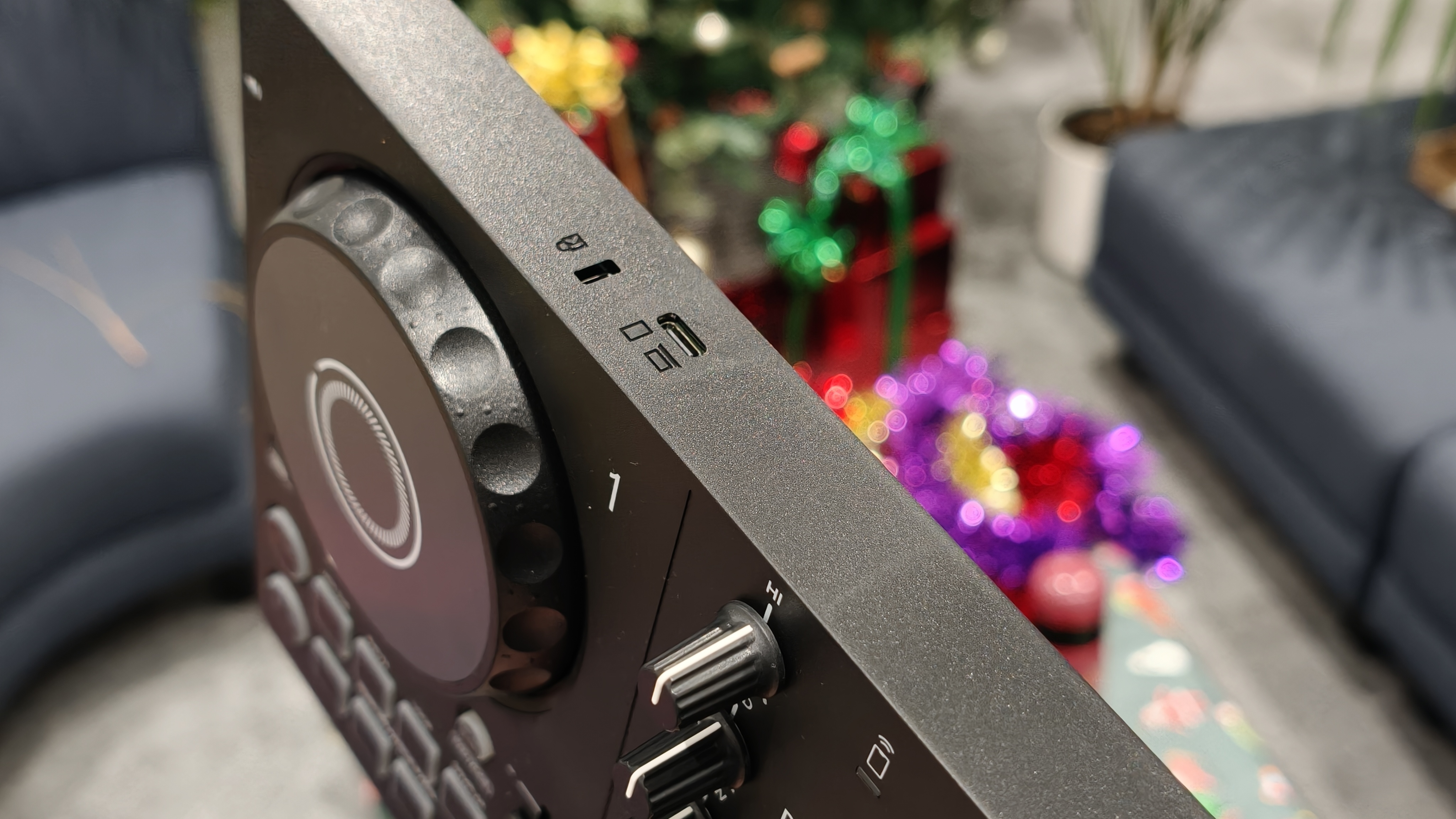 The DDJ-FLX2 USB port