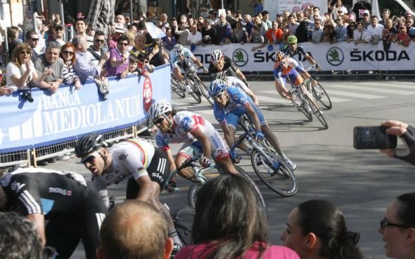 Thomas leads Cavendish and Ferrari around the final corner