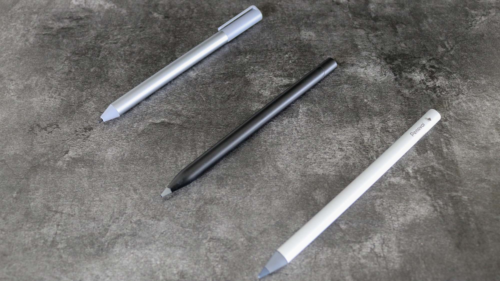 El Lenovo USI Pen 2 junto al HP Rechargeable USI Pen y el Penovoal USI 2.0 Chromebook Stylus