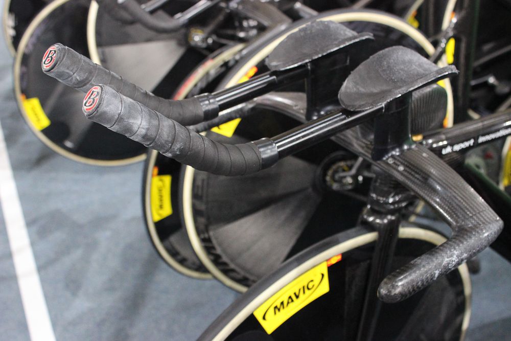 Wiggins uses custom TT bars with an integrated stem on his team pursuit bike.
