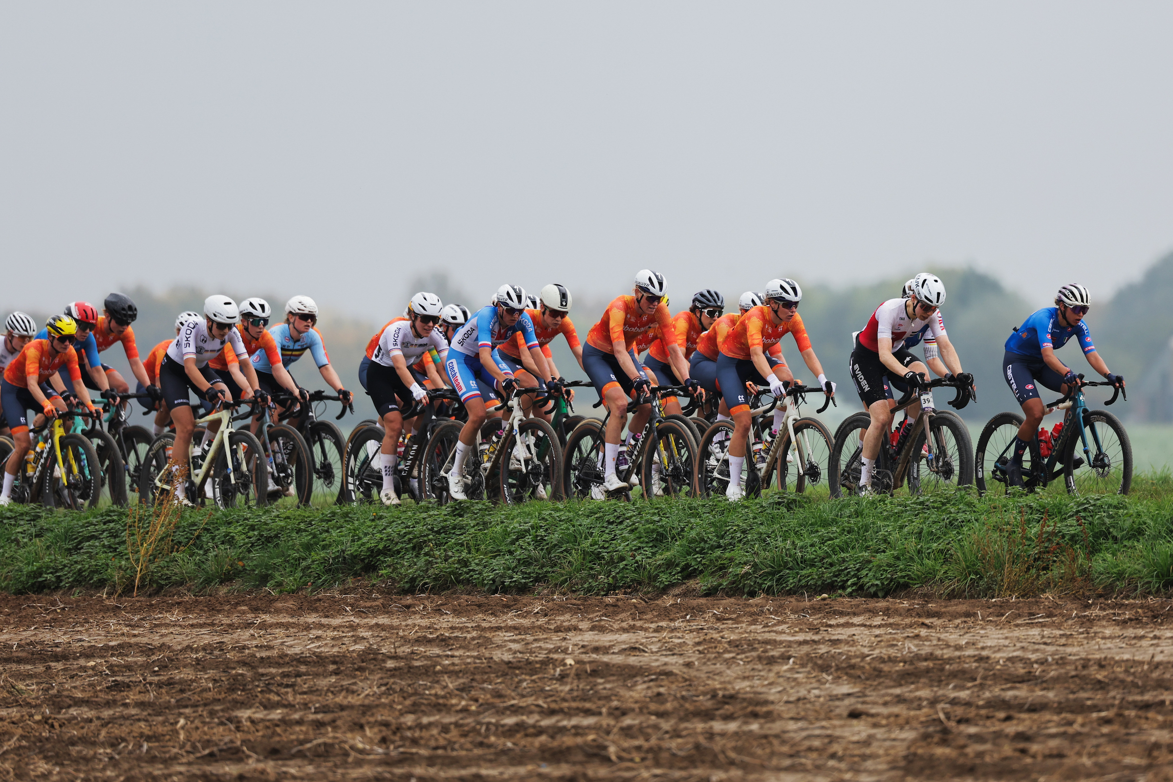 Picture by Alex Whitehead/SWpix.com - 11/10/2025 - Cycling - 2025 UCI Gravel World Championships, Zuid-Limburg, Netherlands - Women Elite Race - Lorena Wiebes (Netherlands), Seraina Leugger (Switzerland)