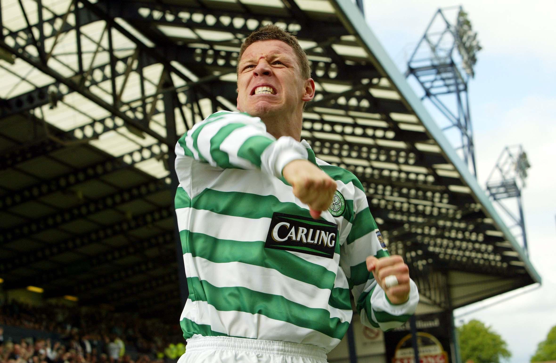 Alan Thompson esulta dopo aver segnato per il Celtic contro il Kilmarnock, maggio 2003