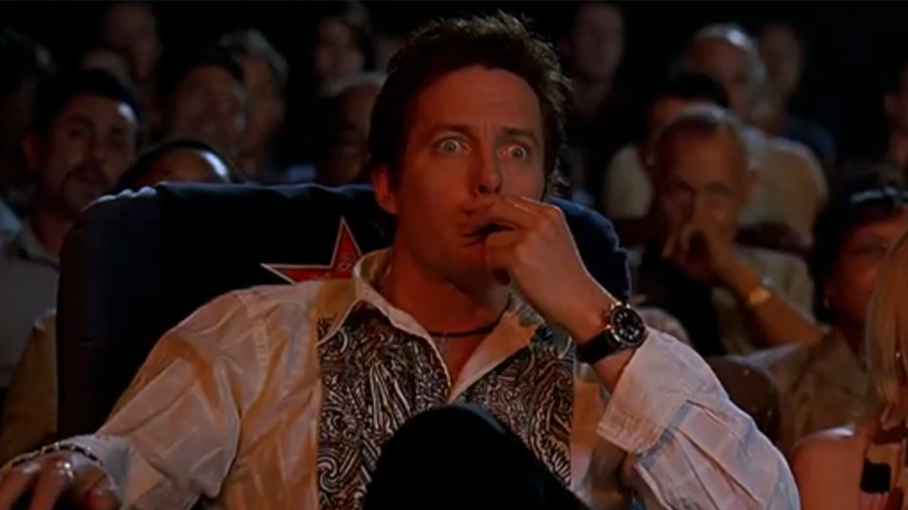 アメリカン・ドリームズでショックを受けた様子のヒュー・グラント