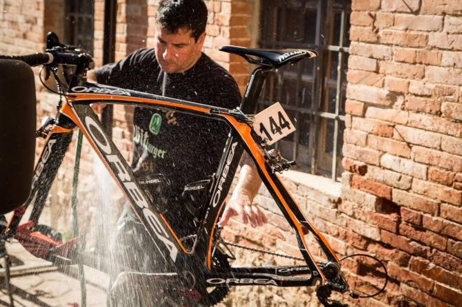 Guest mechanic Esteban Pena rinses off an Orca after a Vuelta a Castilla y Leon stage