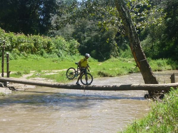 A bridge crossing in El Reto del Quetzal