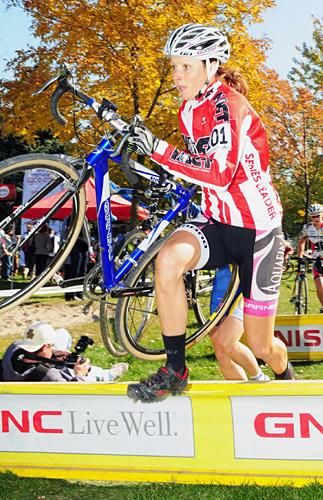 Natasha Elliot (Garneau Club Chausseures) is first over the barriers.