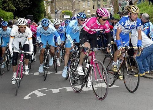 Sevilla and Bettini lead the bunch up the Mur on lap 1