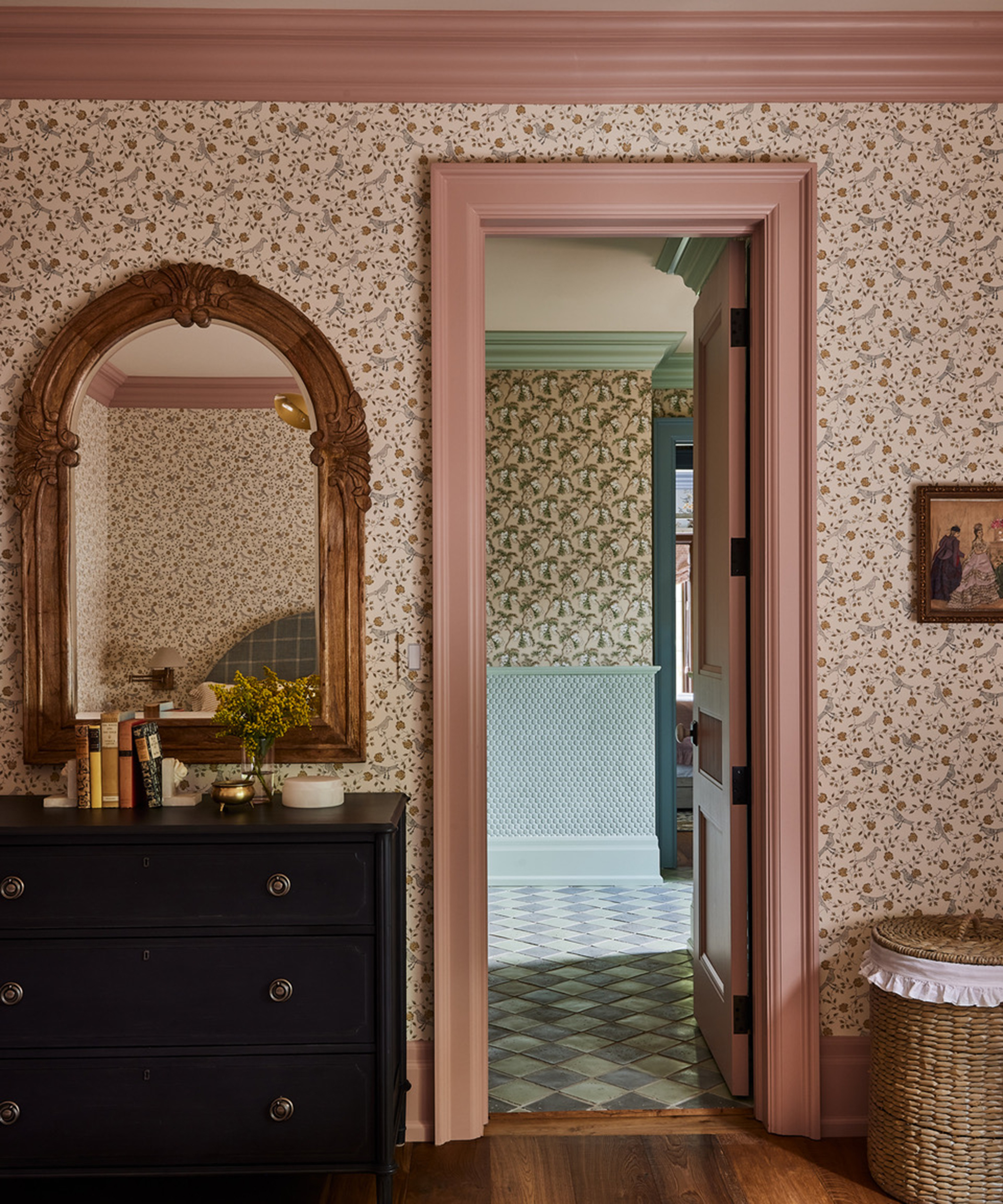 entryway with pink trim and molding