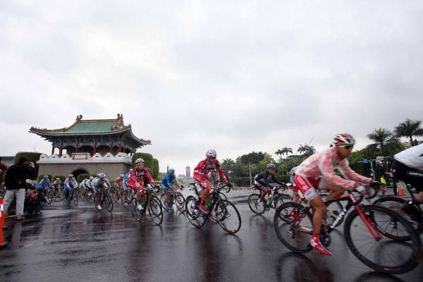 Wet conditions greeted the peloton on day one of the Tour de Taiwan.