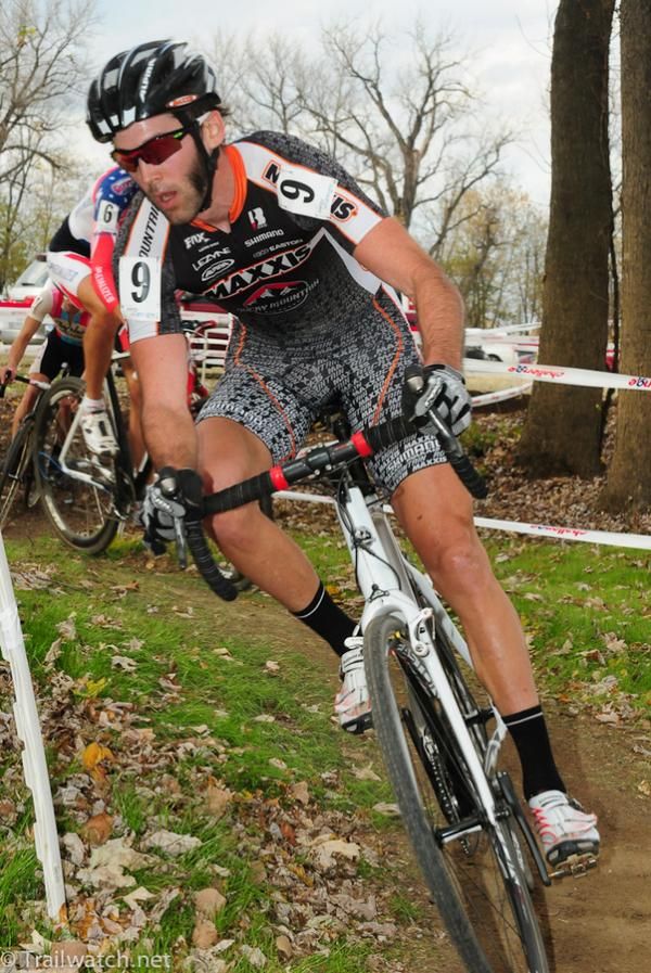 Geoff Kabush (Team Maxxis) leading through the trees