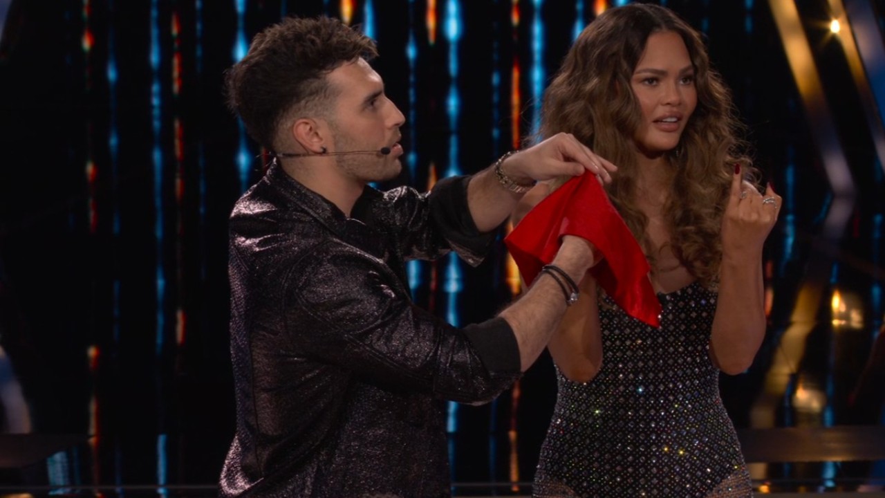 TJ サルタはスター サーチでクリッシー テイゲンと一緒に手品を行っています。