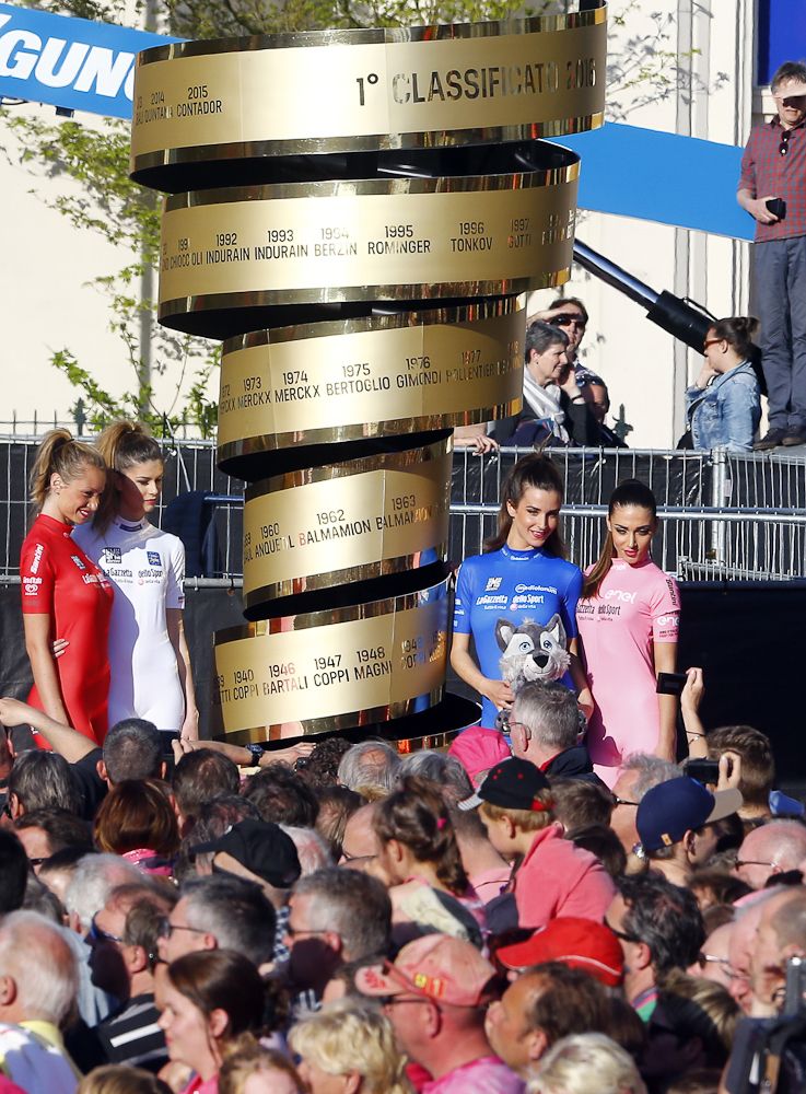 The Giro d'Italia trophy was present for the team presentation