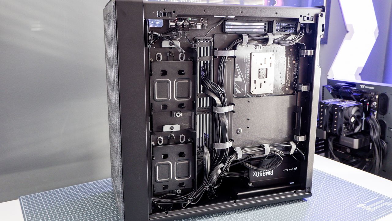 The Havn BF 360 PC case in both black and white with panels removed.