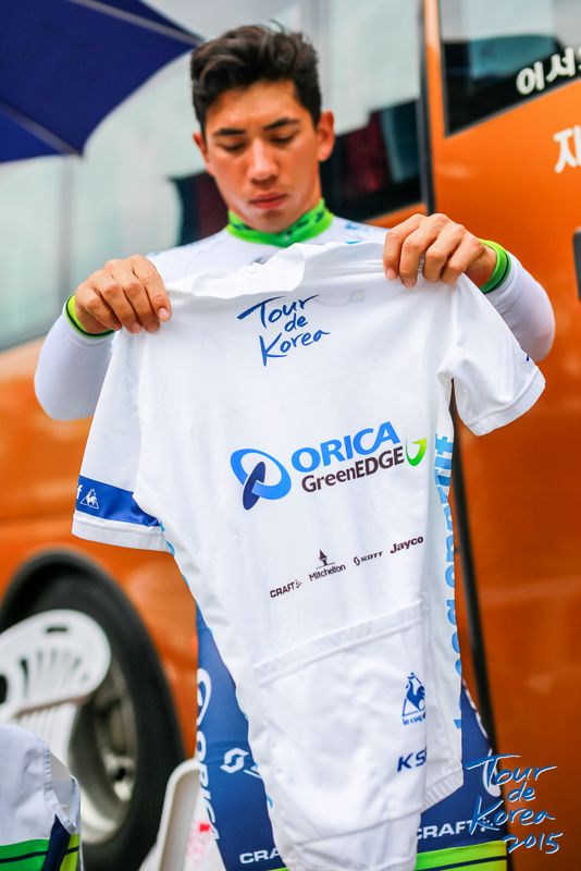 Caleb Ewan checks his best young rider jersey