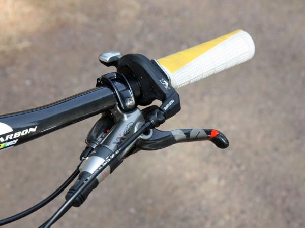 The Fox remote lockout lever (made by Shimano) neatly tucks in between the grip and SRAM XX controls.