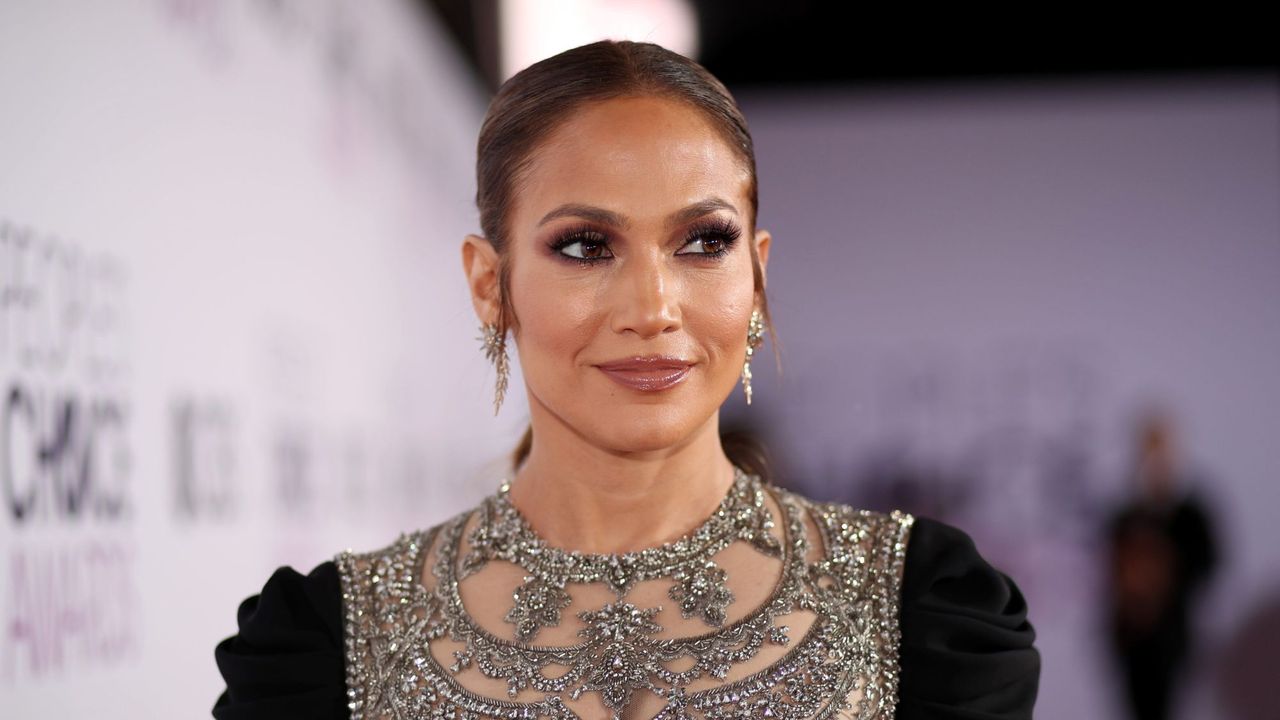 Jennifer Lopez attends the People&#039;s Choice Awards in 2017