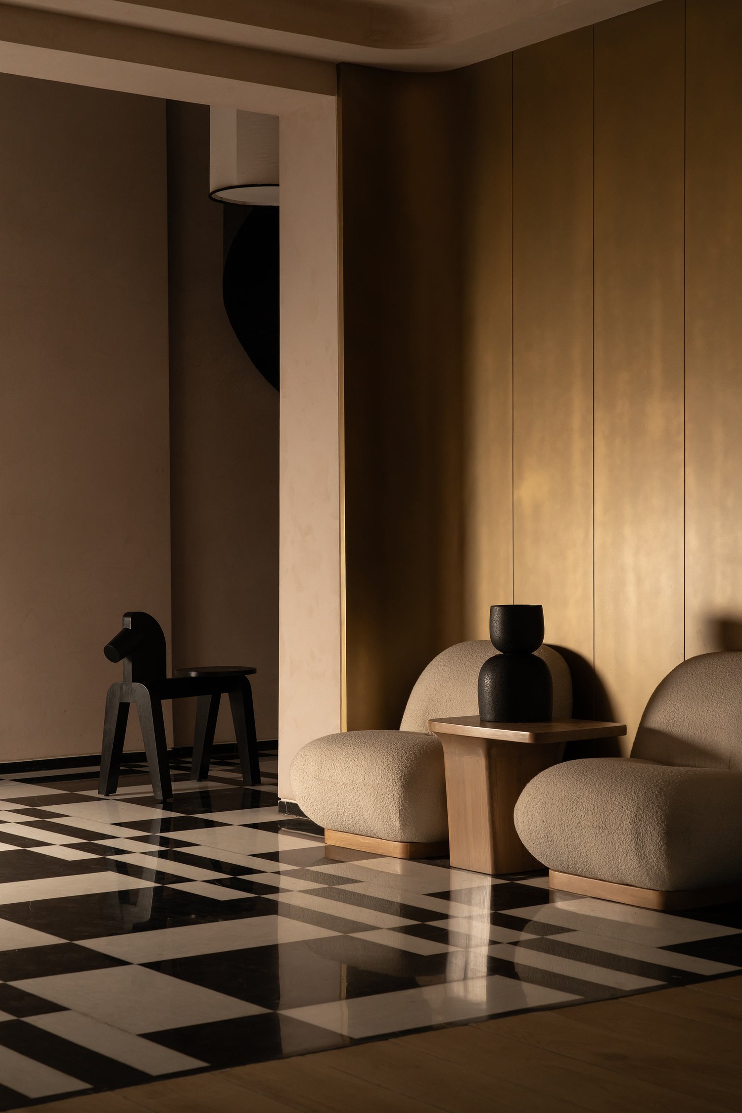 A foyer with streamlined furniture and high contrast finishes.