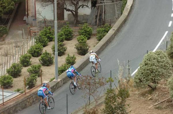 Paolo Bettini (Quickstep-Innergetic) followed by Alessandro Ballan (Lampre-Fondital)