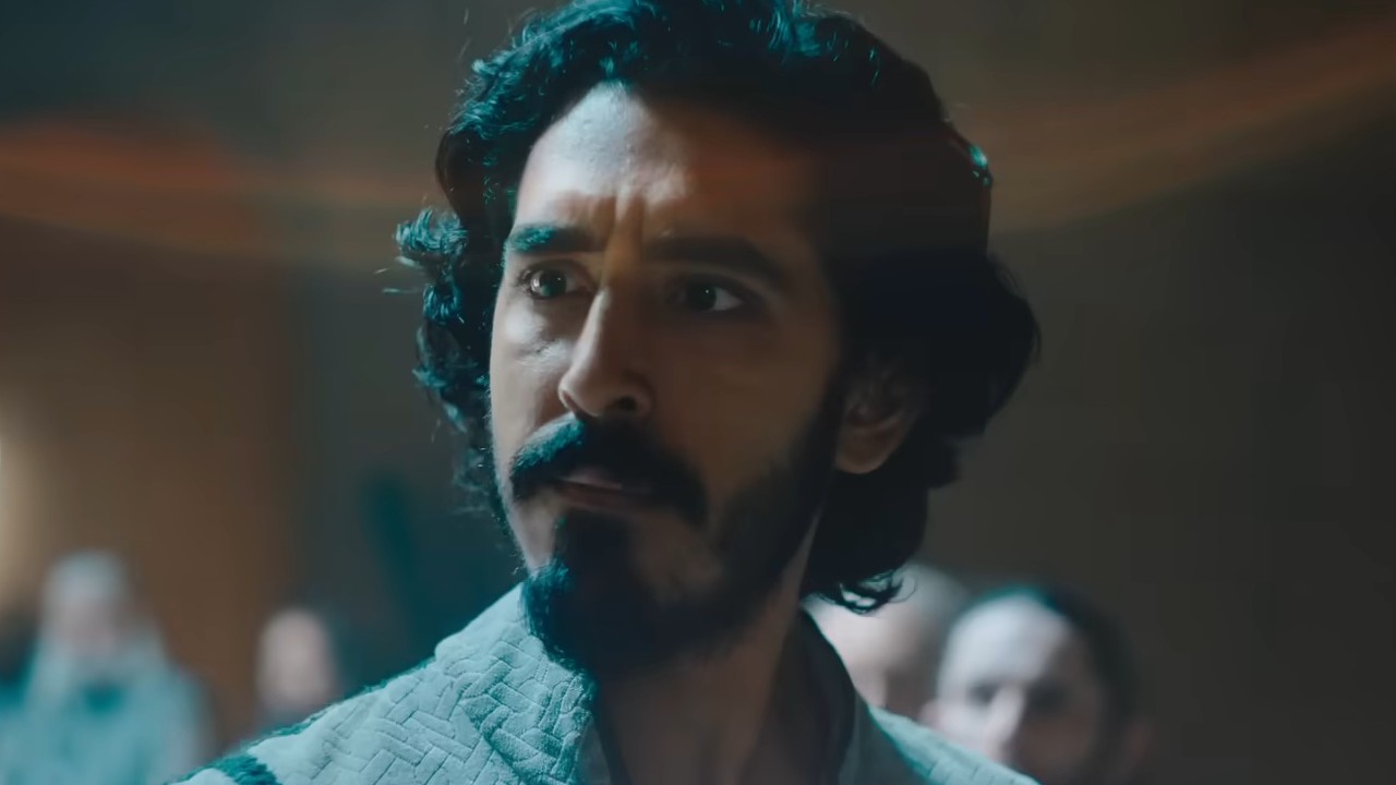 Dev Patel met een strenge uitdrukking op zijn gezicht in The Green Knight