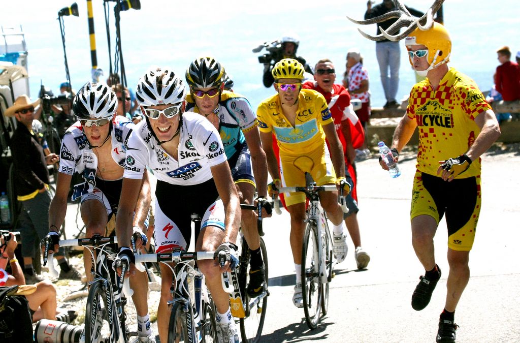 An American fan cheers on the front group of the two Schlecks, Contador, and Armstrong