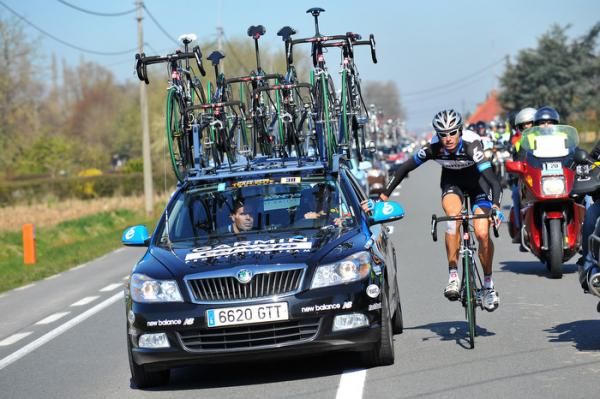 Johan Vansummeren goes back to the Garmin-Cervelo team car for assistance