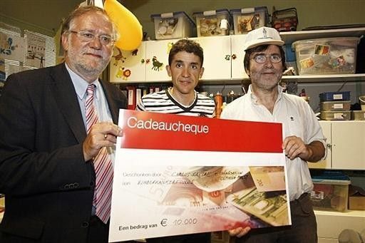 Sastre presents a check for 10,000 euros