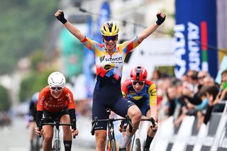 Itzulia Women: Mischa Bredewold sprints to opening stage victory from a select group of five