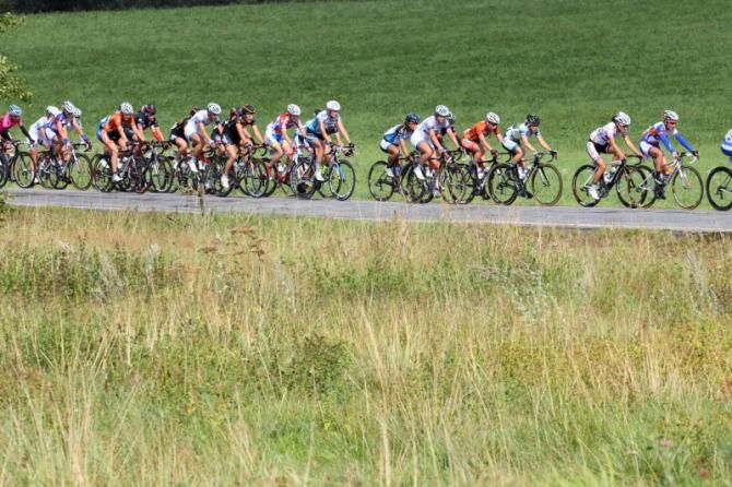 The bunch sits behind Worrack, content for her to be away