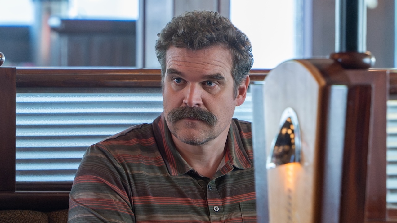 Floyd sitting in diner booth waiting in DTF St. Louis Season 1 Episode 3