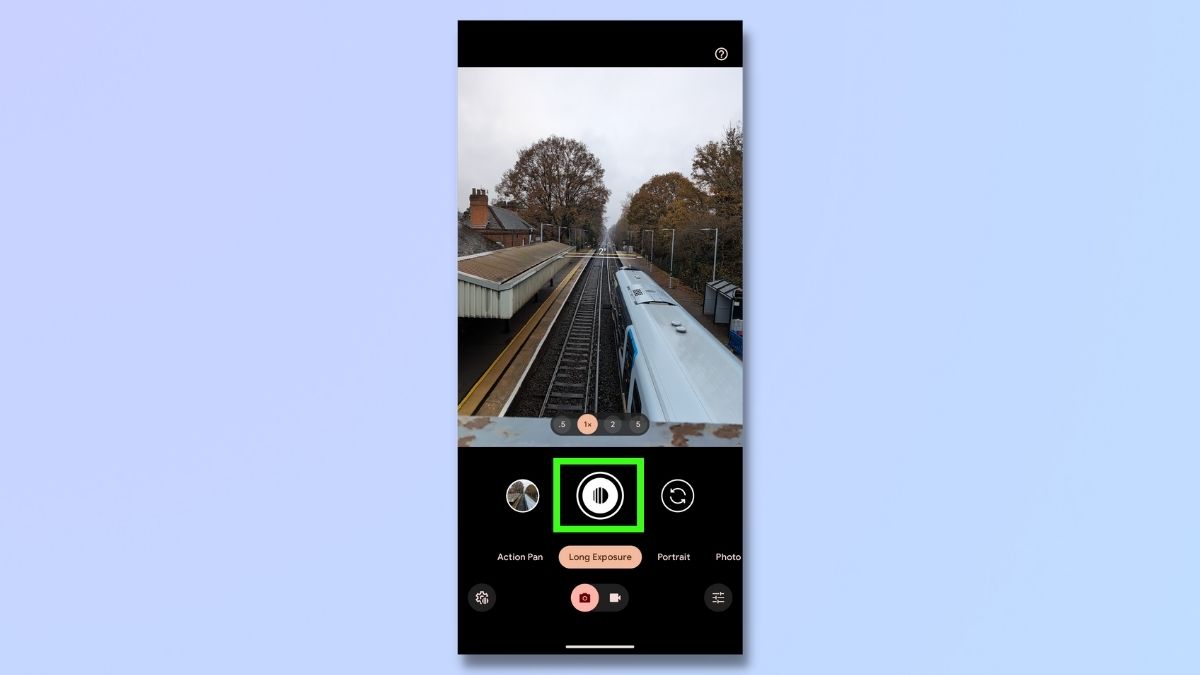 Снимок экрана, на котором показаны шаги по съемке фотографий с длинной выдержкой на телефоне Google Pixel. Чтобы сделать снимок, нажмите кнопку спуска затвора.