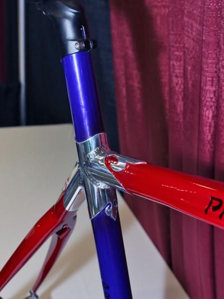 The seat tube passes right through the handmade aluminum lug for a neatly integrated setup.