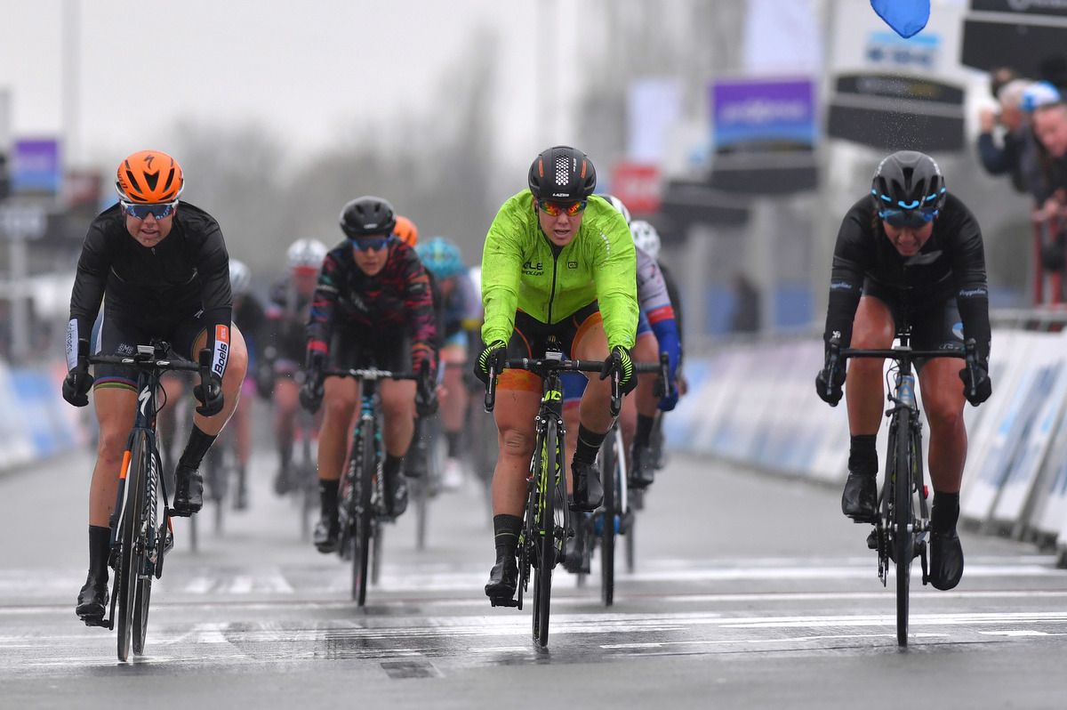 Chloe Hosking, in fluo, crosses in 11th place