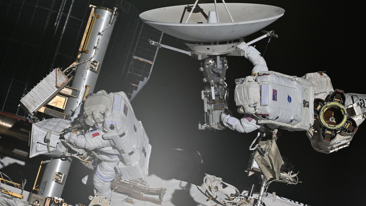 Astronauts make history repairing the ISS | Space photo of the day for Aug. 25, 2026