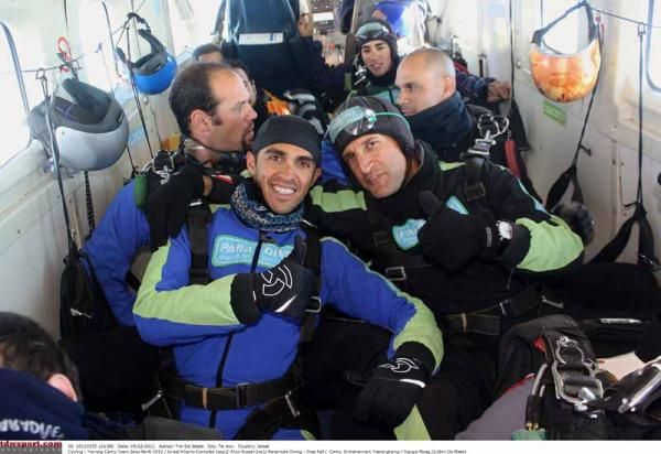 The Saxo Bank crew pose for the cameras after take off