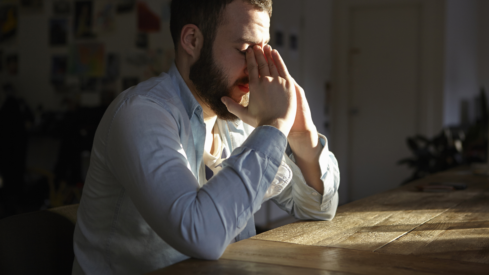 7 Angsttipps: Bild zeigt Mann, der gestresst aussieht