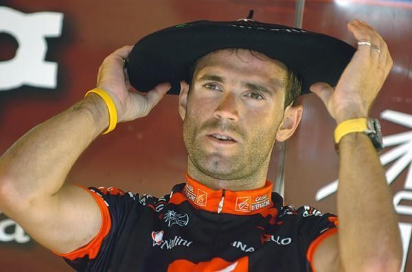 The final touch: Alejandro Valverde (Caisse d'Epargne) adjusts his txapela.