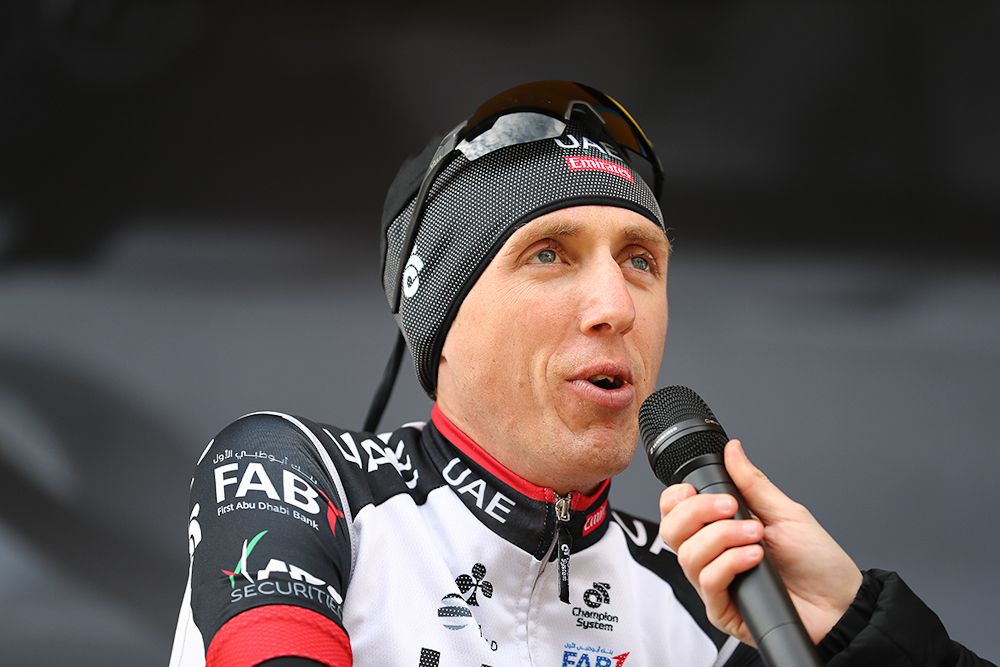 Dan Martin at sign in ahead of stage 2 at Paris-Nice