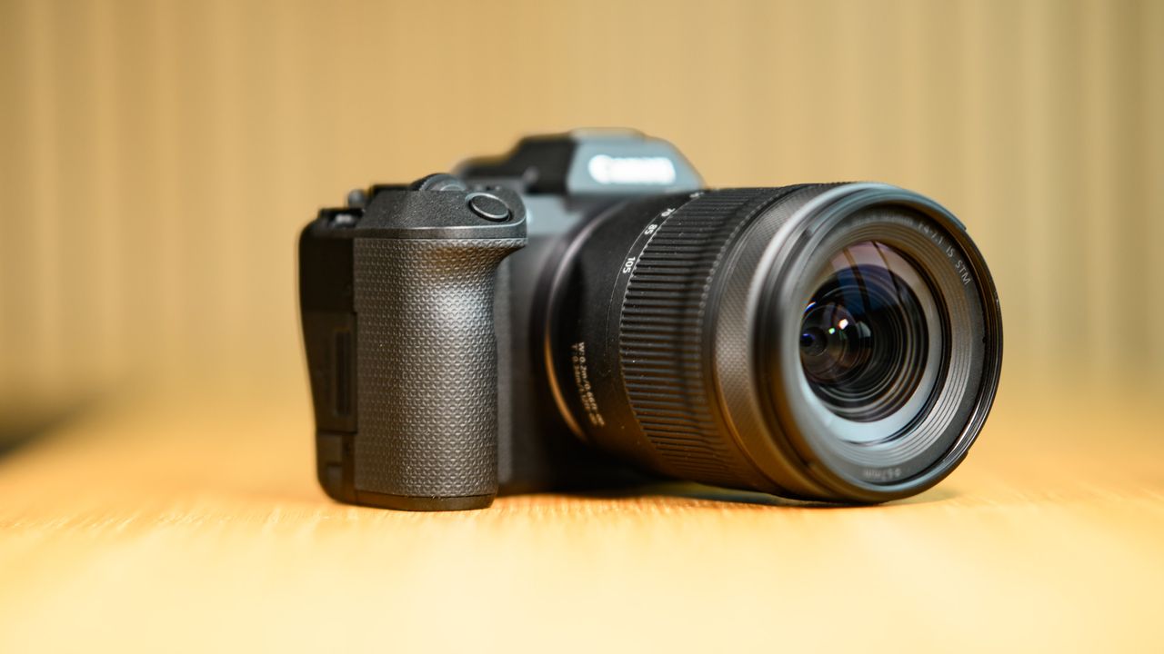 Canon EOS R8 Mark II on a wooden table, 24-105mm kit lens attached