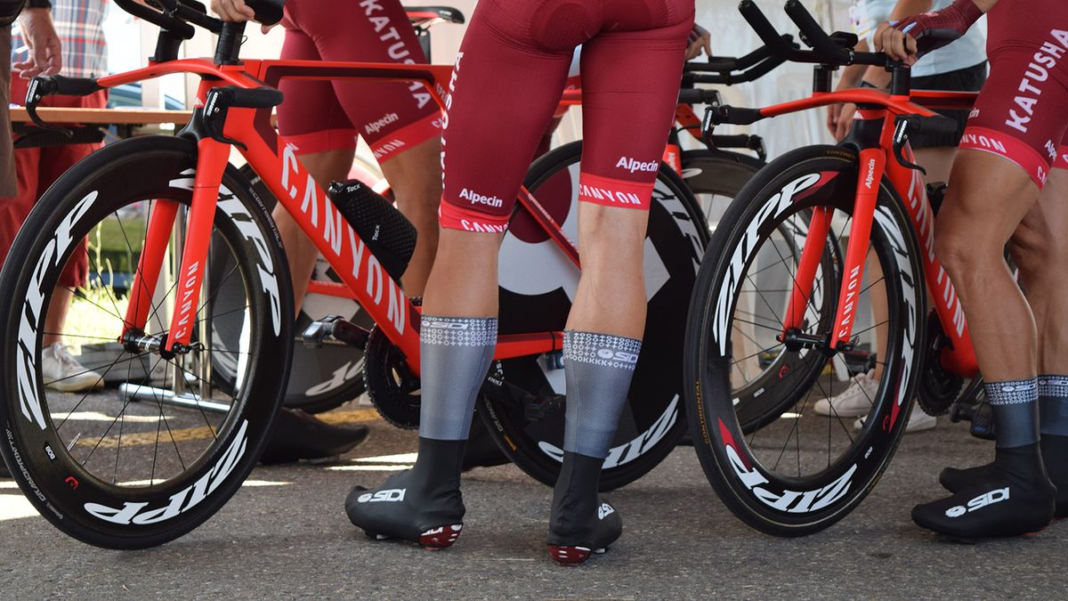 Nathan Haas had minimal leg on show with extra high aero oversocks and long shorts on his speedsuit