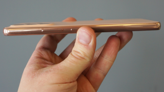 Samsung Galaxy A53 kyljellään ihmisen kädessä