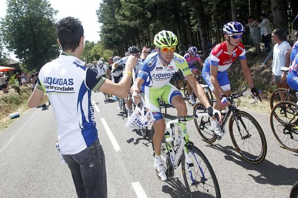 Alessandro Vanotti (Liquigas - Cannondale) gets his feed